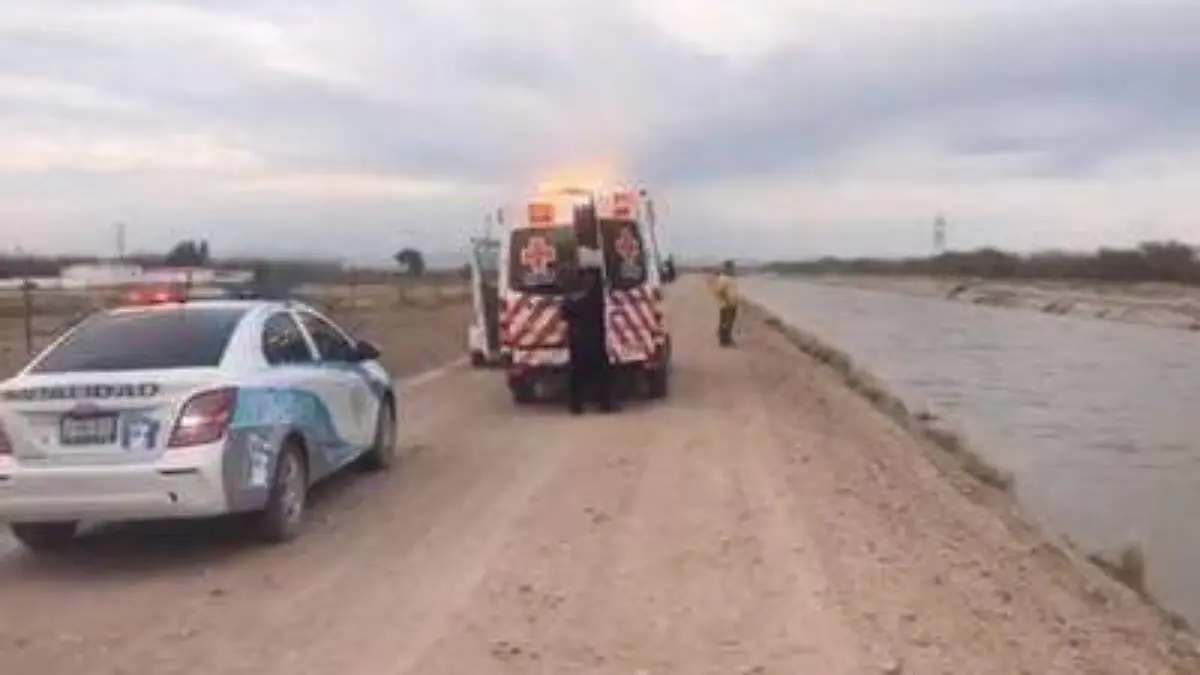 POL-cae vehiculo a interior de canal